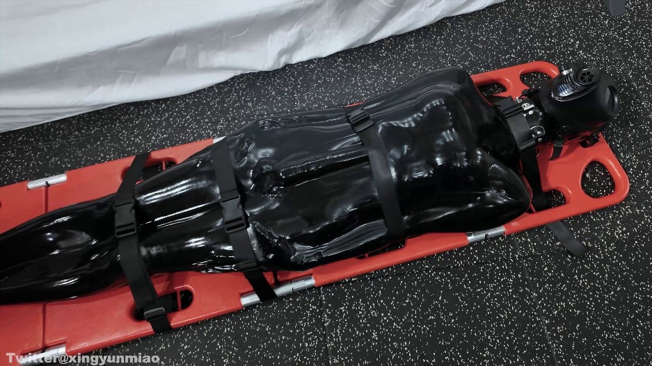 ZHUA175 Desperate Breathing Control in a Latex Vacuum Sleeping Bag